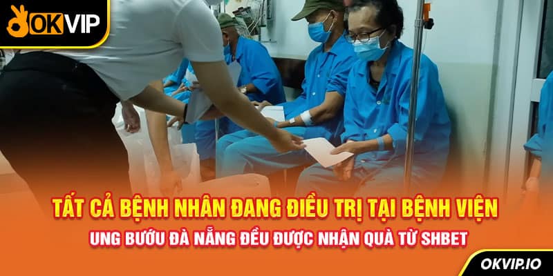 Tất cả bệnh nhân đang điều trị tại bệnh viện Ung Bướu Đà Nẵng đều được nhận quà từ SHBET